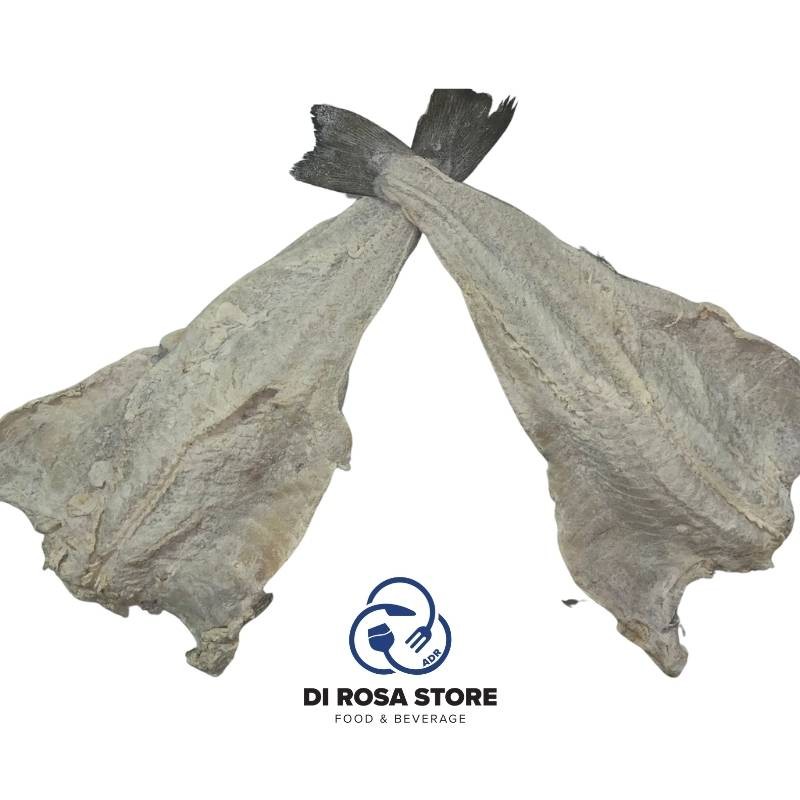 Due fette di Baccalà Norvegese Gadus Morhua 10/12 su sfondo bianco con logo Di Rosa Store